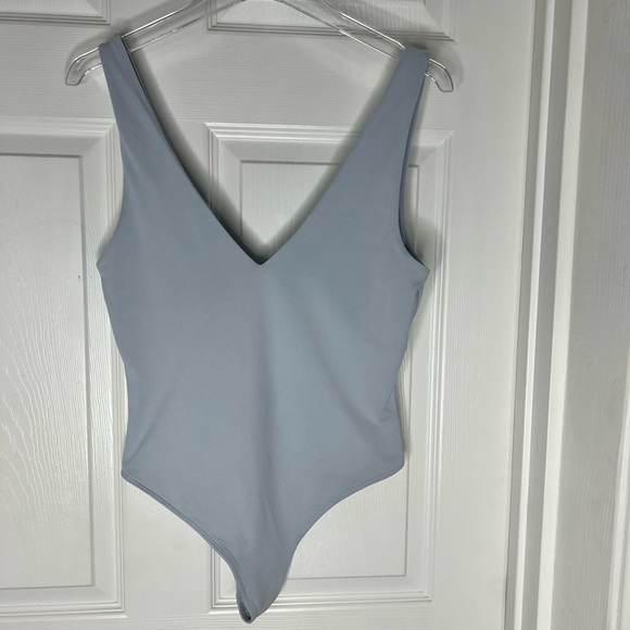 Aritzia Babaton Baby Blue V-Neck Bodysuit Tank Top Sz L - Picture 1 of 5